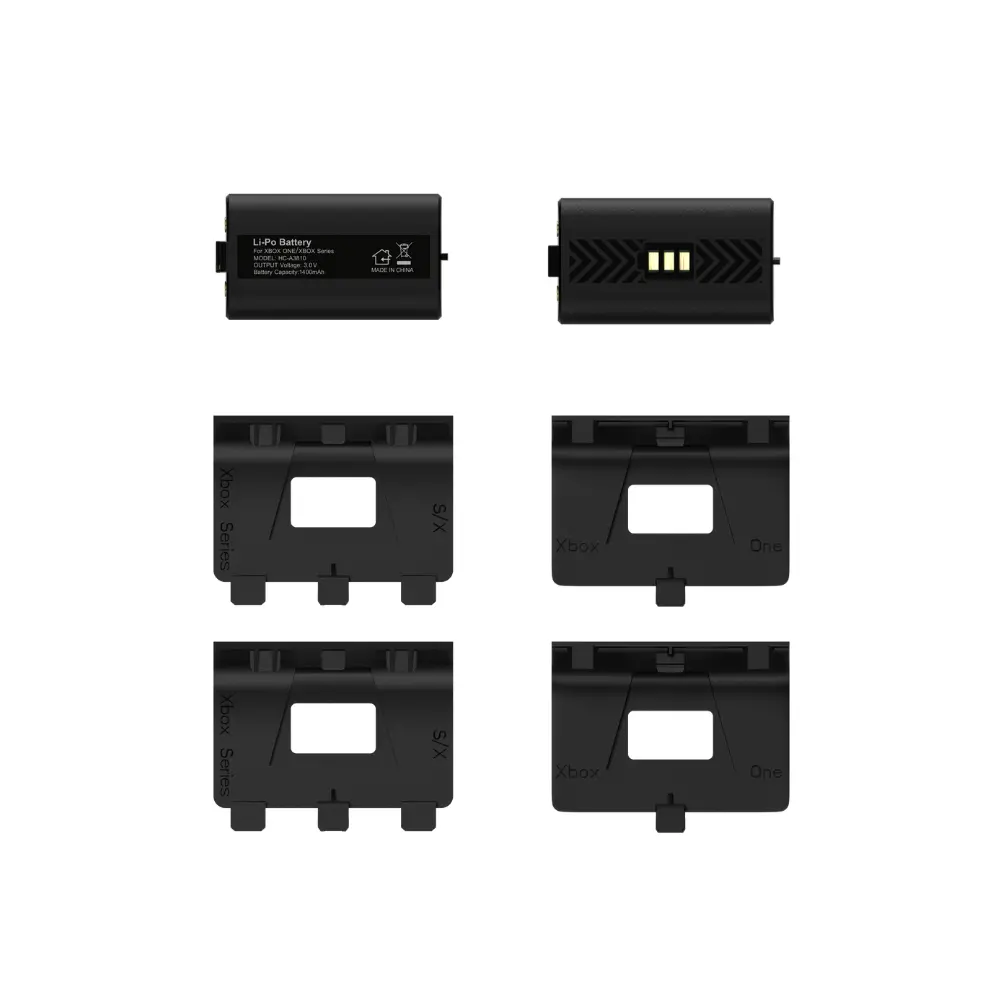 Obraz przedstawia komponenty baterii Xbox: baterię, ładowarkę i cztery czarne uchwyty na baterie, oznaczone Xbox Series S/X i Xbox One.