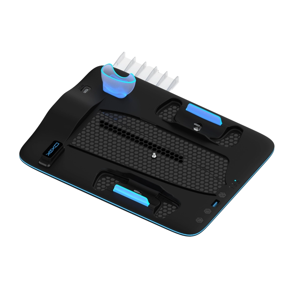 Czarny stojak na konsolę do gier z niebieskimi akcentami LED. Posiada wentylację o strukturze plastra miodu, porty ładowania i uchwyt.