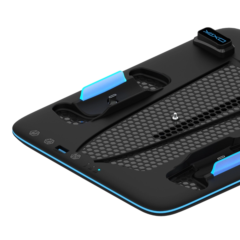 Czarny element elektroniczny z niebieskimi światłami. Ma wzór plastra miodu, porty USB i mały ekran z napisem 'DXOK'.