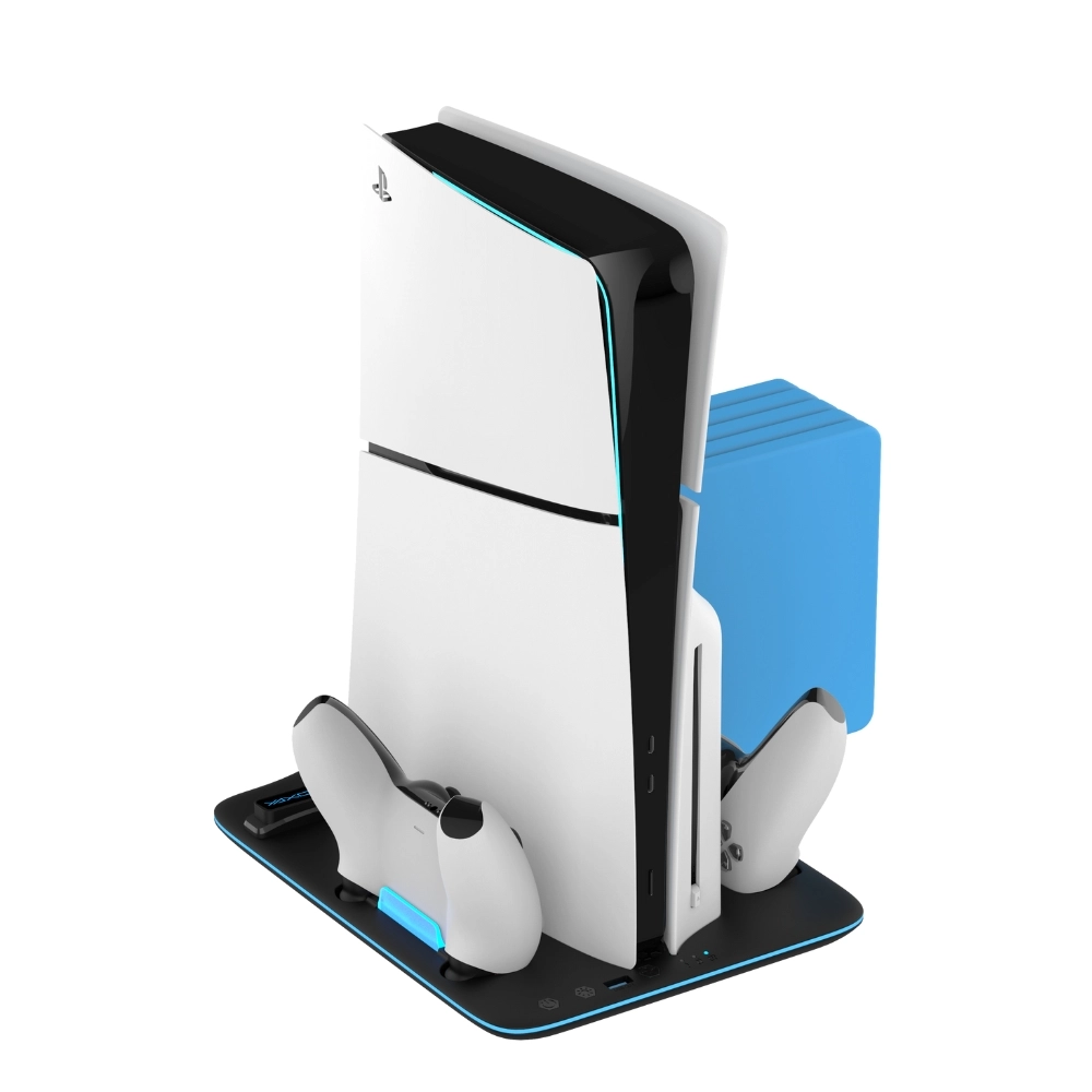 Biało-czarna konsola Playstation 5 z dwoma białymi kontrolerami na czarnym stojaku. Za konsolą znajduje się niebieski blok.