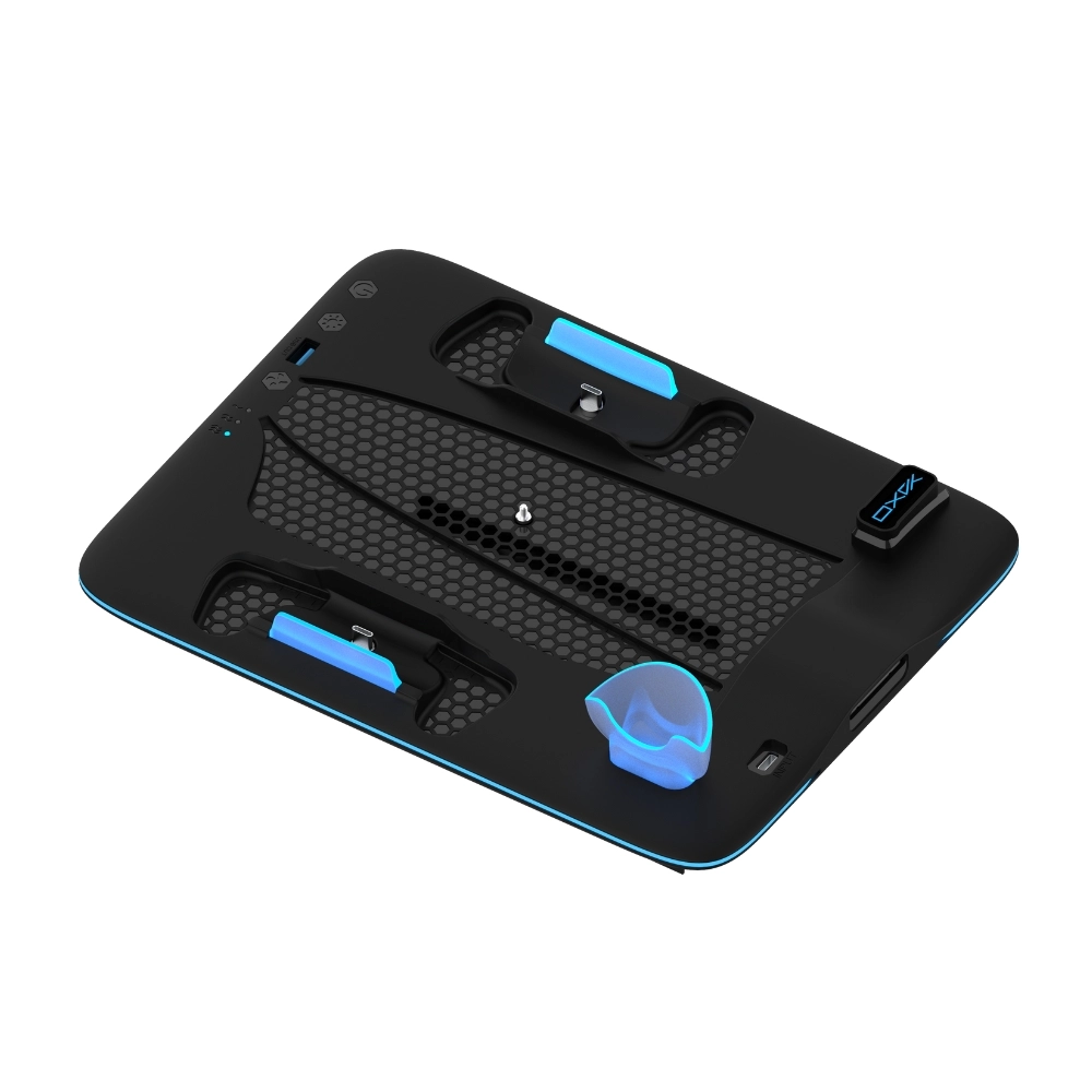 Czarny cooler do laptopa dla graczy z niebieskimi akcentami, portami, siatkowym środkiem i świecącym logo.