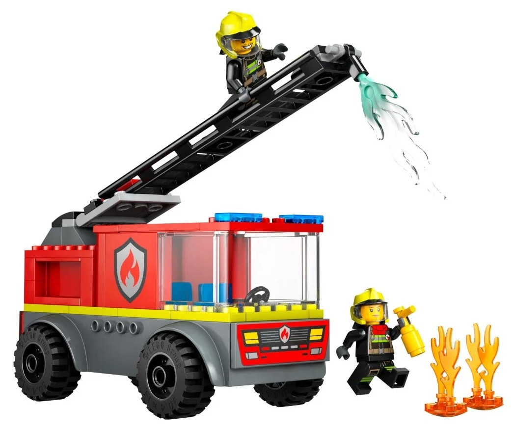 Wóz strażacki Lego z drabiną, dwoma strażakami i płomieniami. Jeden strażak obsługuje drabinę, rozpylając wodę.