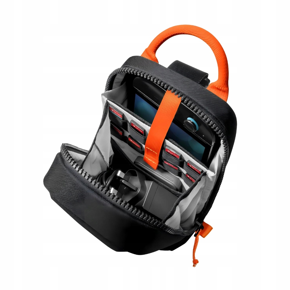 Czarna torba z pomarańczowym uchwytem i paskiem, zawierająca czarną konsolę do gier, karty do gier i ładowarkę.