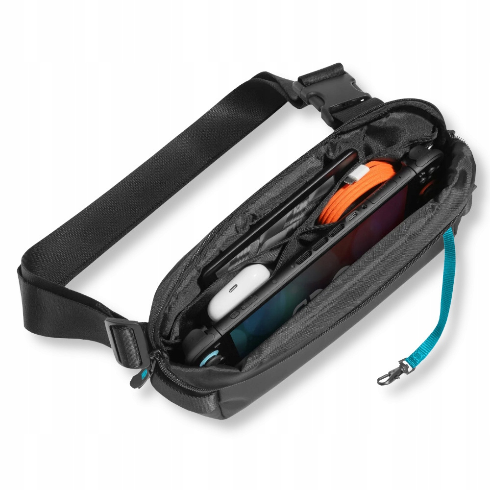 Otwarta czarna torba na pas, zawierająca tablet, telefon, słuchawki i pomarańczowy kabel ładujący. Wystaje turkusowy pasek.