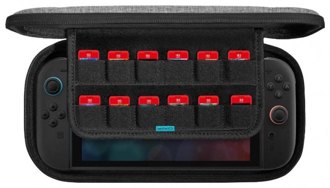 Szare etui na Nintendo Switch. W środku znajdują się kartridże do gier i konsola Switch. Etui ma czarne wnętrze.