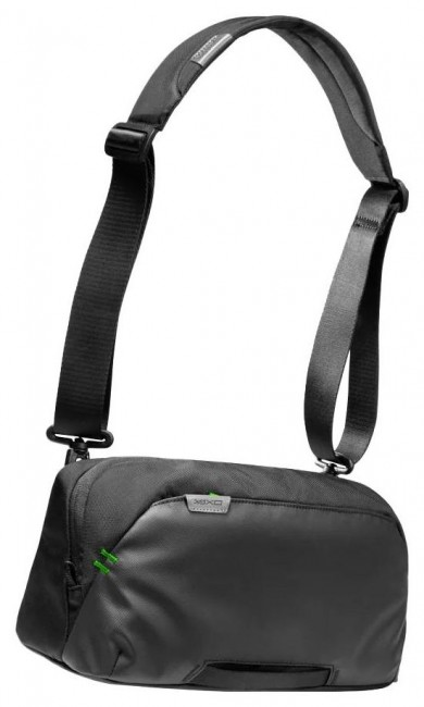 Czarna torba na ramię z paskiem i uchwytem. Torba ma zielone logo i szwy.