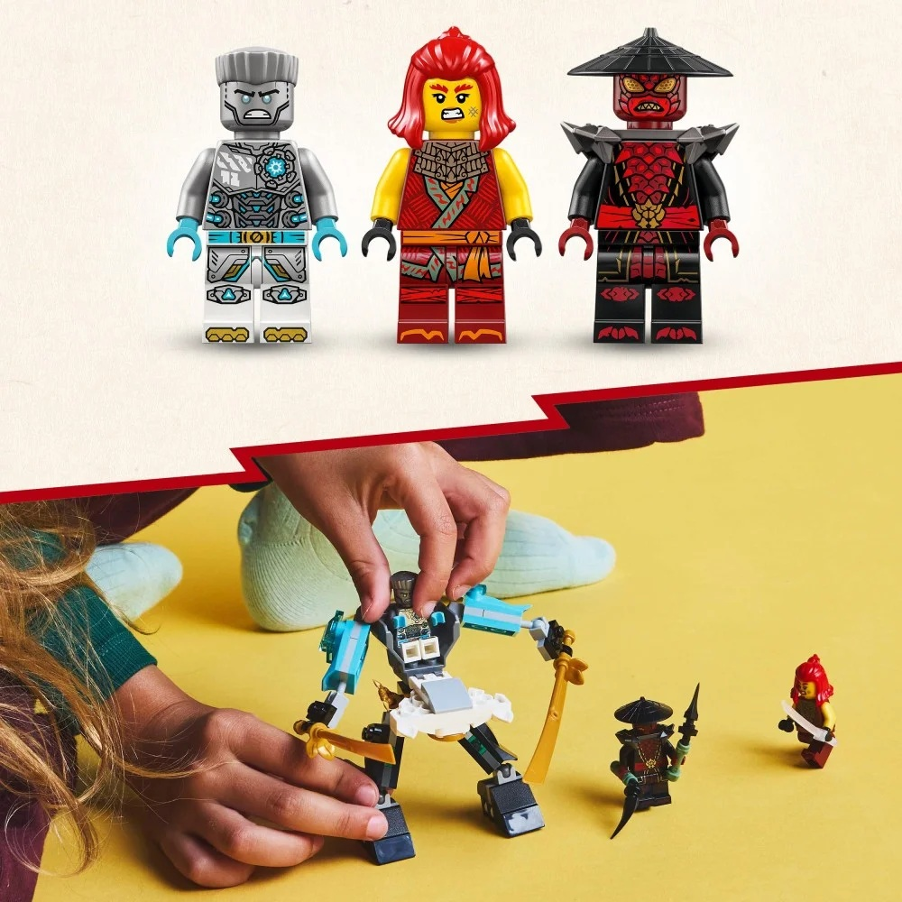 Trzy figurki Lego, na górze. Dziecko bawi się robotem Lego i innymi figurkami na żółtej powierzchni. Figurki mają różne kolory.