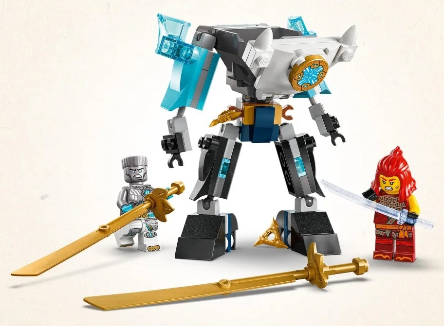 Zestaw Lego: robot z niebieskimi akcentami, dwie minifigurki z mieczami i minifigurka z rudymi włosami, wszystko na białym tle.