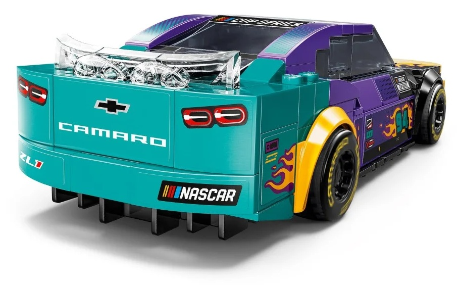 Samochód wyścigowy Lego Camaro w kolorze niebiesko-zielonym, fioletowym i żółtym. Posiada napisy CAMARO, ZL1 i naklejki NASCAR. Samochód ma czarne koła.