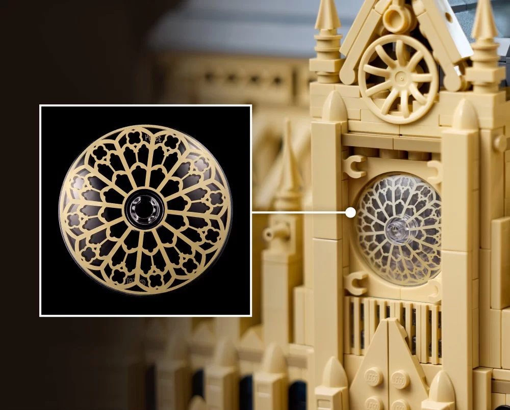 Zbliżenie modelu Lego katedry Notre Dame. Wyróżniono rozetę, wraz z fragmentem fasady katedry.