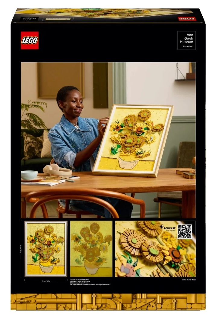 Kobieta trzyma zestaw artystyczny Lego z słonecznikami Van Gogha. Zestaw jest eksponowany na stole. Pudełko jest w tle.