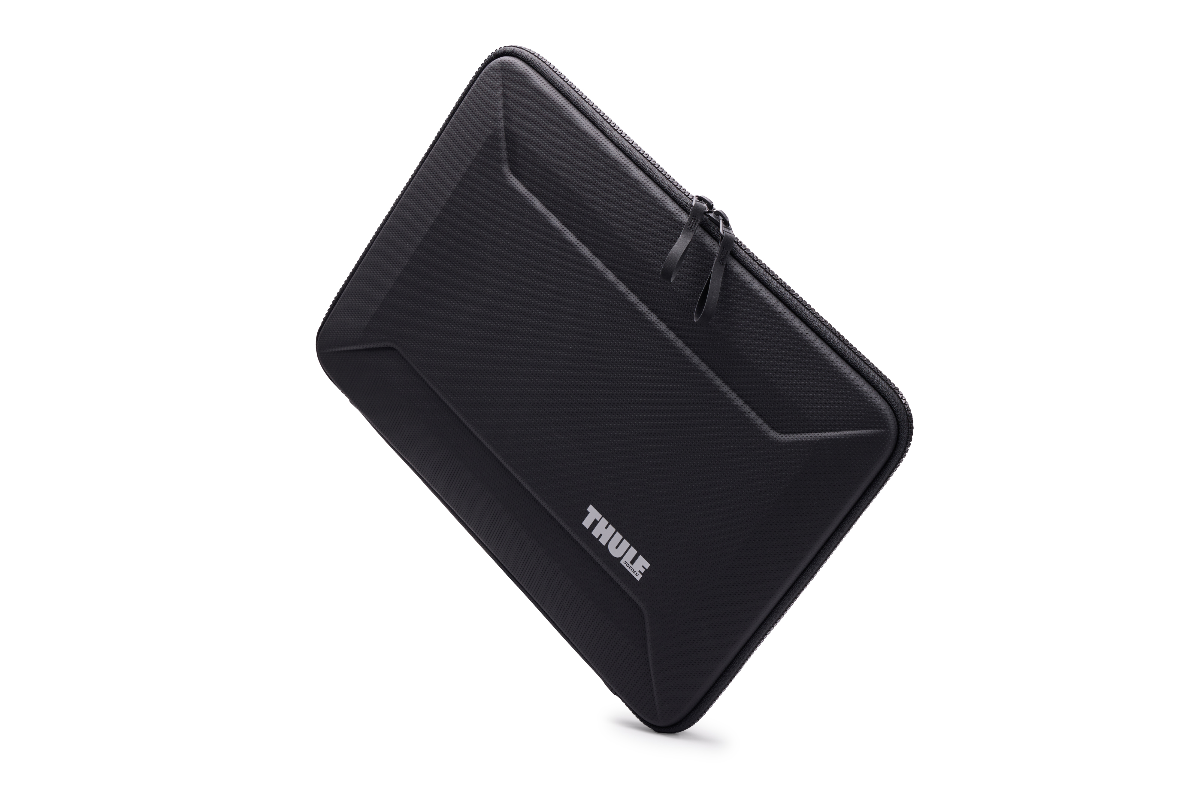 Beyaz zemin üzerinde siyah Thule laptop çantası, açılı görünüm. Fermuar ve logo içerir.