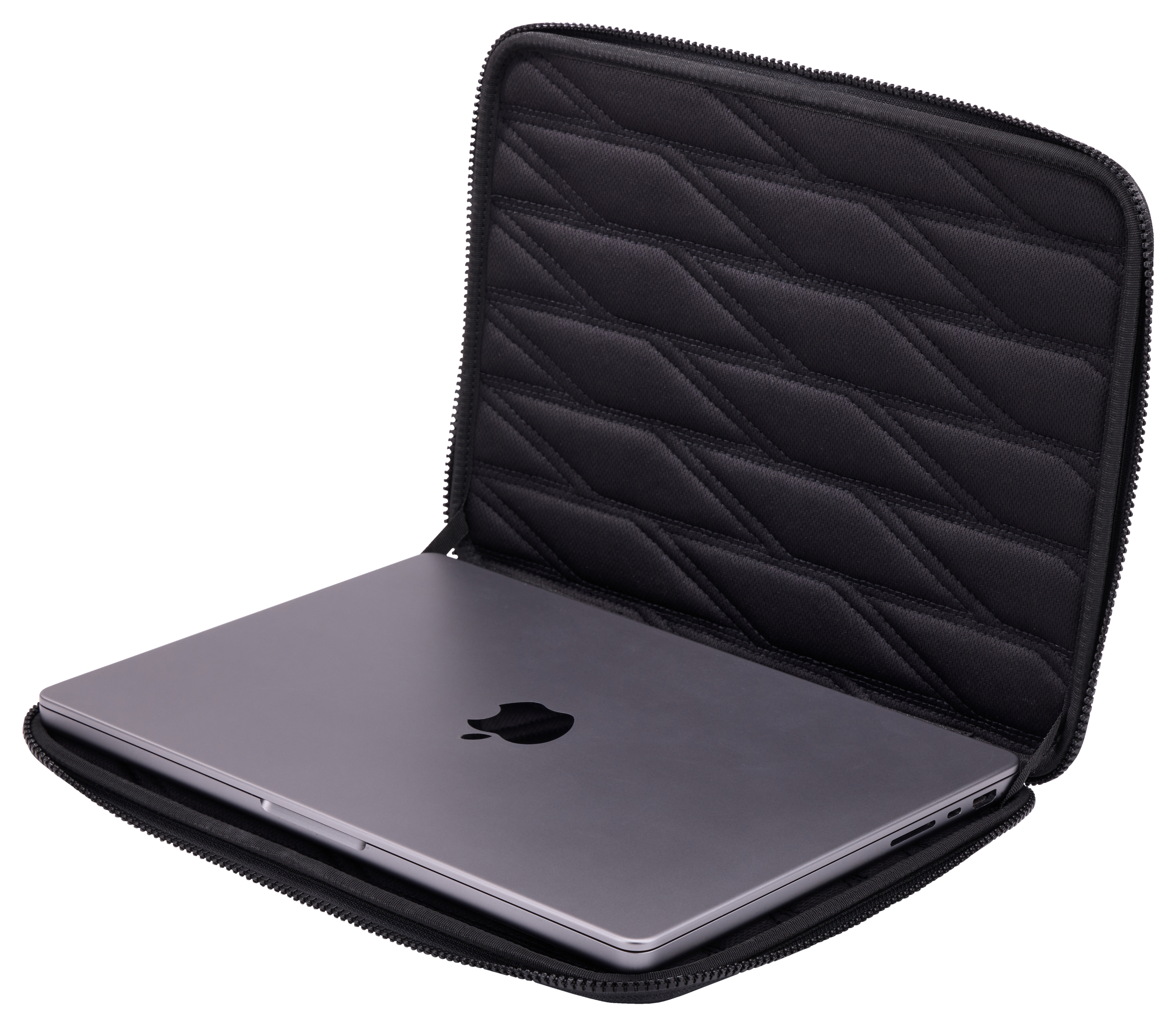 Siyah kapitone bir çantada, açık bir dizüstü bilgisayar. Dizüstü bilgisayar gümüş rengi ve Apple logosu var.