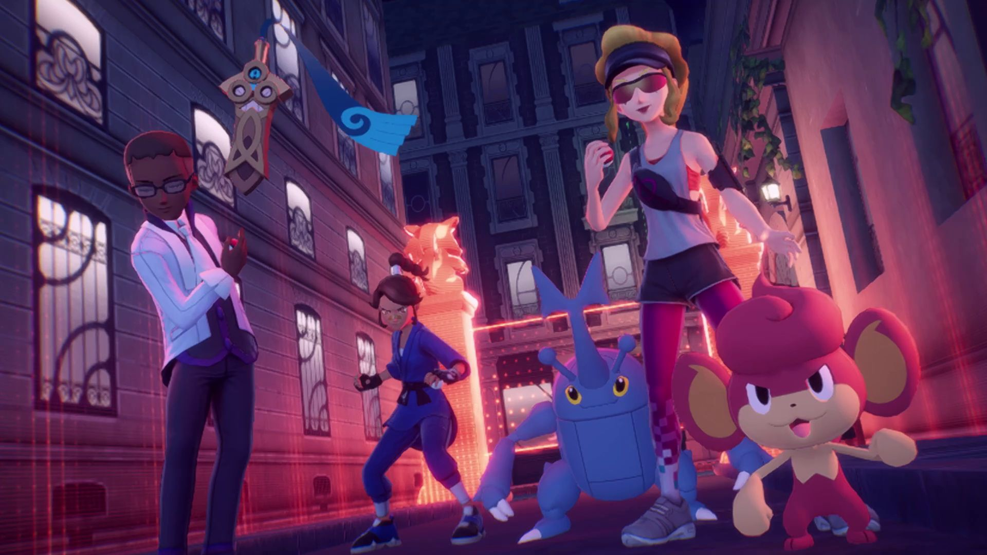 Anime tarzı karakterler ve Pokémonlar bir sokakta duruyor. Beyaz takım elbiseli bir adam, mavi giyimli bir kadın ve diğerleri. Arka planda binalar.