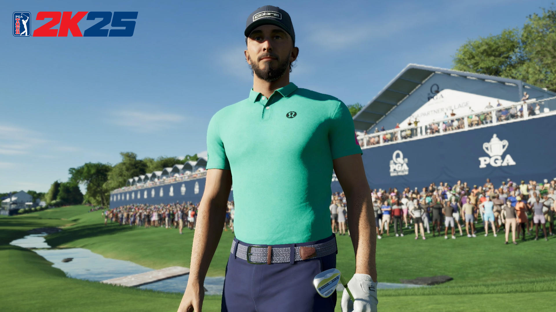 Golfer im grünen Hemd auf dem Golfplatz. PGA 2K25 Logo oben links. Menschenmenge und Strukturen im Hintergrund.