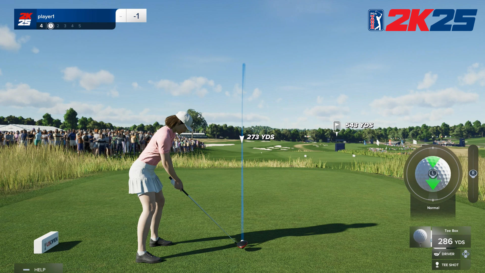 Ein Golfer in rosa Hemd und weißem Rock bereitet sich auf den Abschlag vor. Im Hintergrund schaut eine Menschenmenge zu.