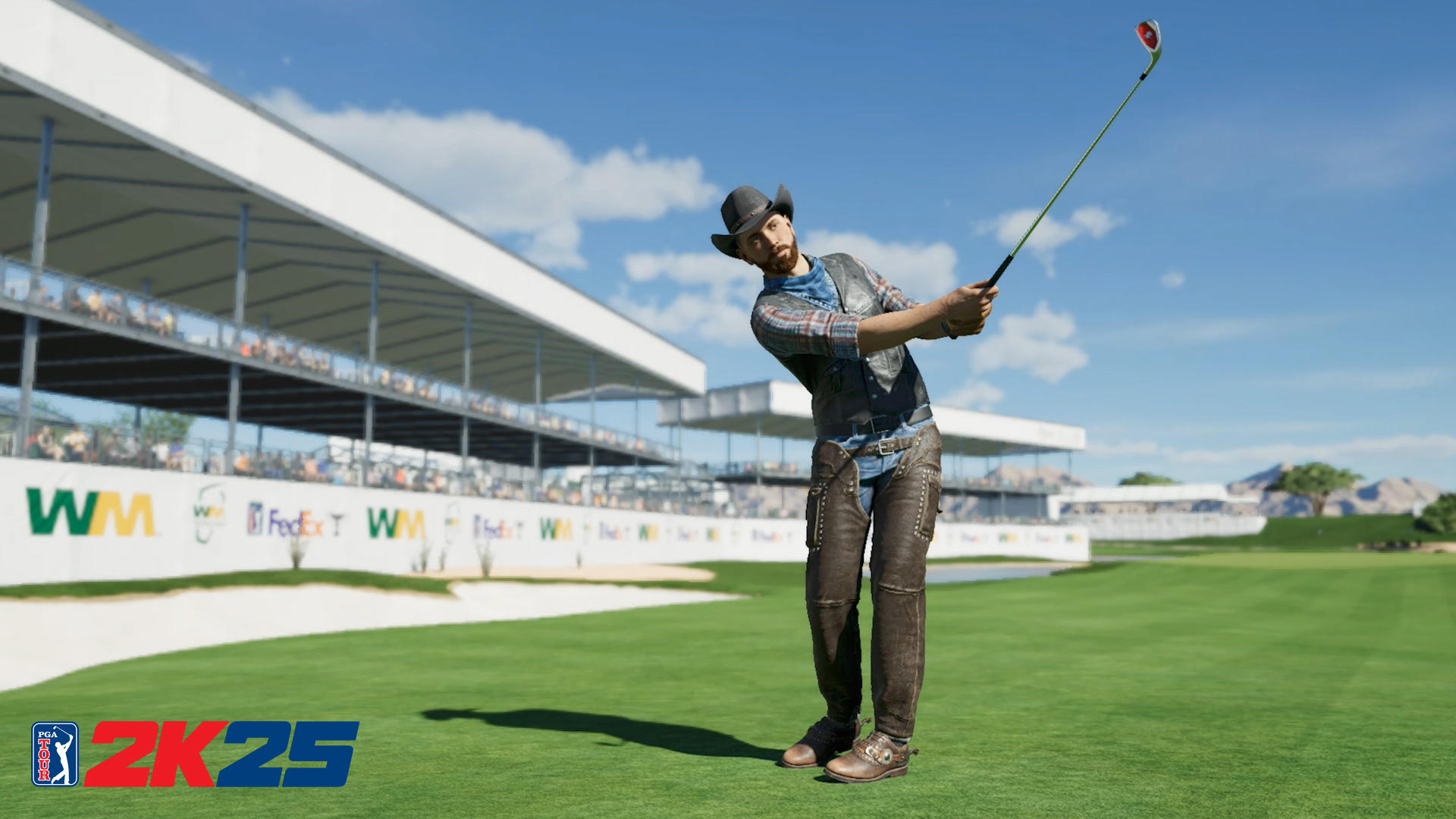 Ein Golfer in Cowboy-Kleidung schwingt einen Schläger auf einem grünen Platz. Stadion und blauer Himmel sind im Hintergrund.