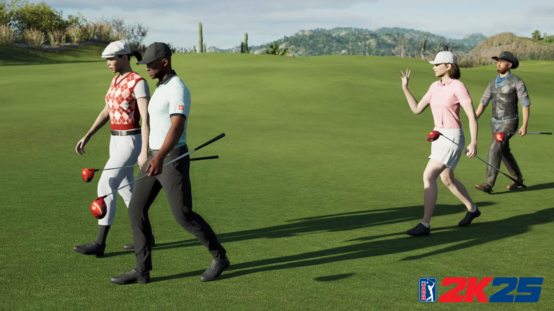 Vier Golfer auf einem grünen Platz. Zwei Männer und zwei Frauen, alle im Golf-Outfit, gehen mit Golfschlägern. Berge im Hintergrund.