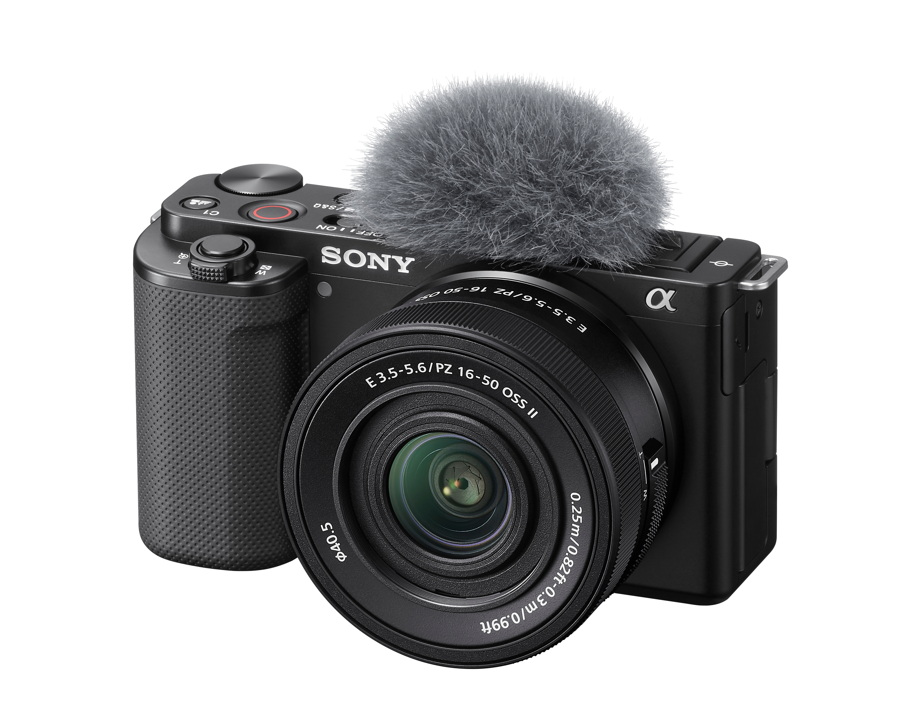 Appareil photo Sony noir avec objectif et microphone, sur fond blanc. L'objectif a du texte.