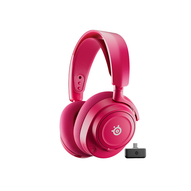 Beyaz zemin üzerinde pembe kablosuz kulaklık ve siyah bir dongle. Her iki cihazda da SteelSeries logosu görülüyor.