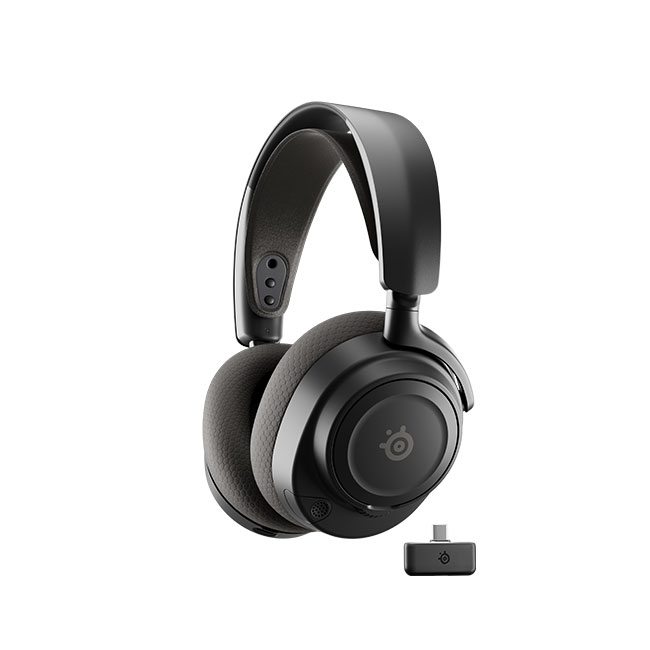 Beyaz zemin üzerinde, kablosuz USB adaptörlü, siyah kulak üstü kulaklık. Kulaklıkta SteelSeries logosu var.