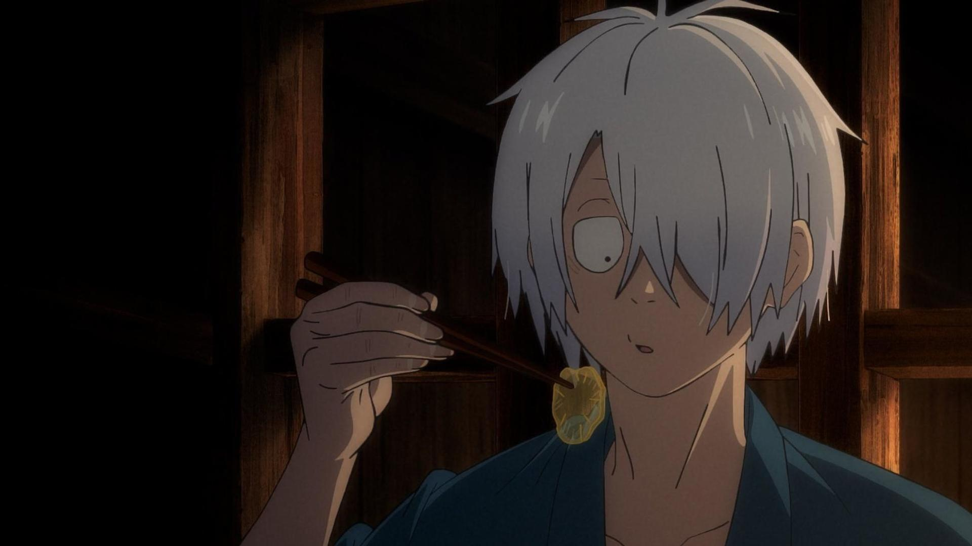 Anime-Figur mit weißen Haaren, isst mit Essstäbchen. Die Figur trägt einen blauen Robe. Der Hintergrund ist dunkel.