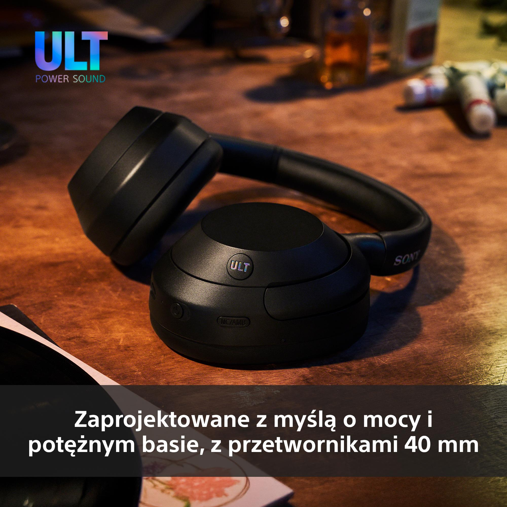 Czarne słuchawki na drewnianej powierzchni. Słuchawki mają logo 'ULT'. Tekst: Zaprojektowane z myślą o mocy i basie.