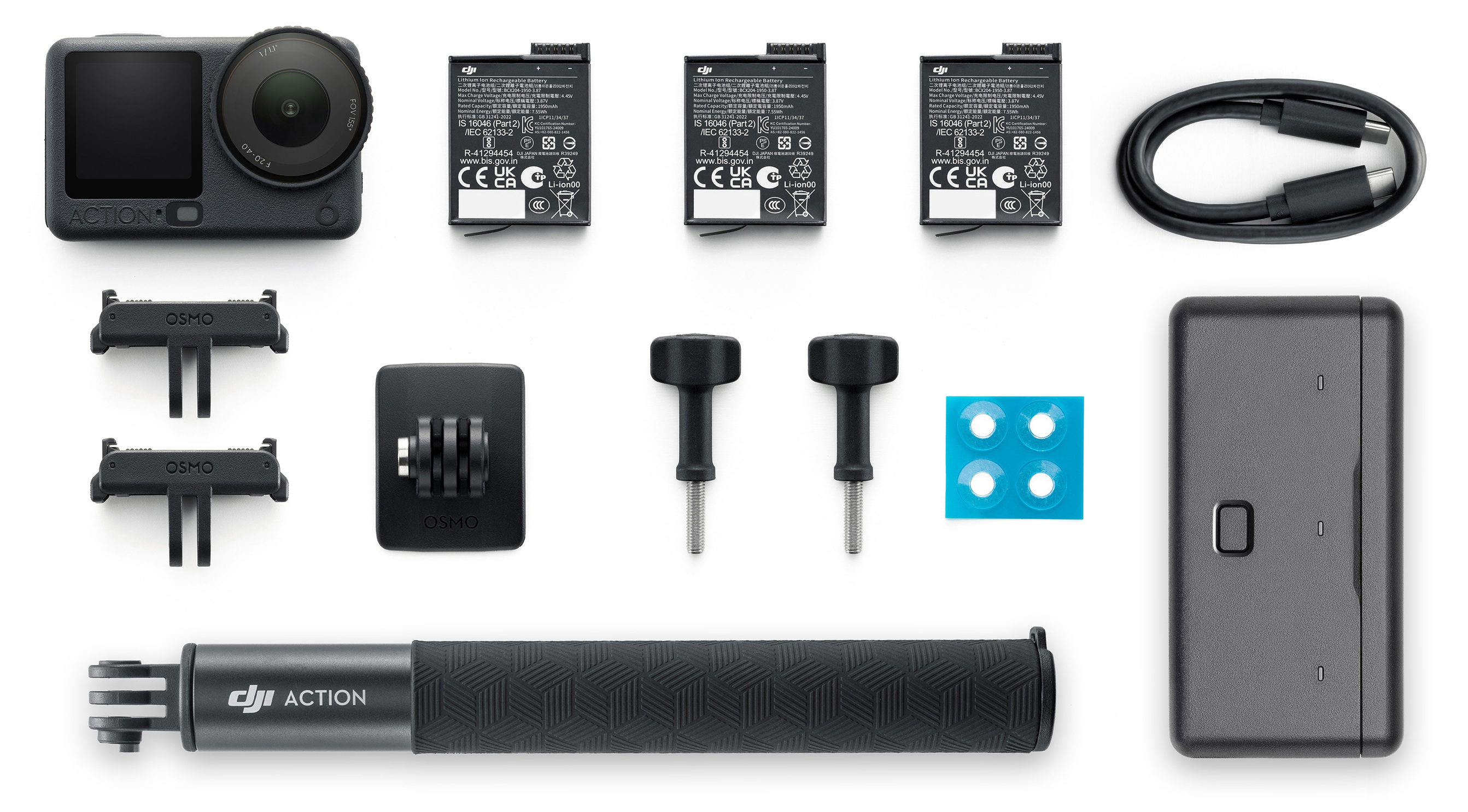 Kamera DJI Action z akcesoriami: baterie, uchwyty, uchwyt i etui ładujące na białym tle.