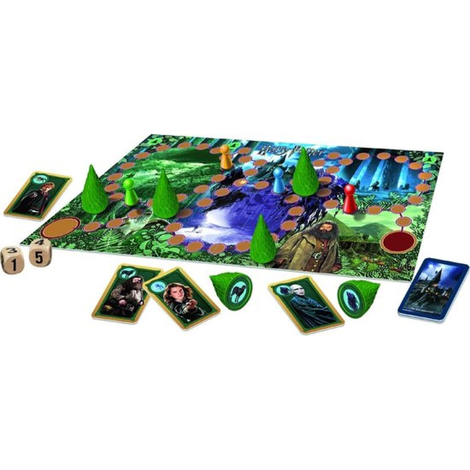 Un jeu de société Harry Potter est présenté. Il comprend un plateau de jeu, des cartes, des dés, des pions et des arbres décoratifs verts.