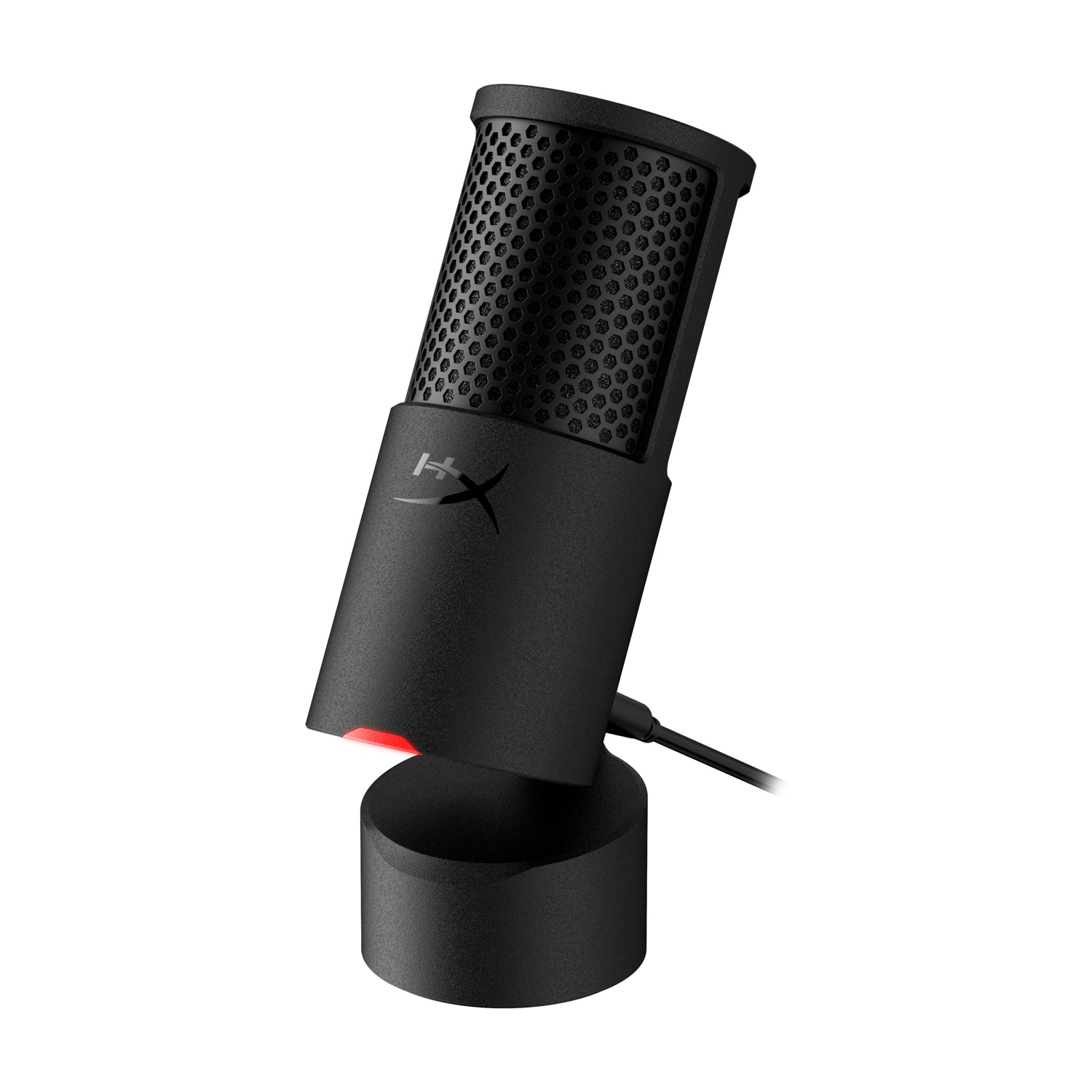 Un microfono HyperX nero su un supporto, leggermente angolato. La parte superiore ha una copertura a rete. Una luce rossa è visibile alla base.