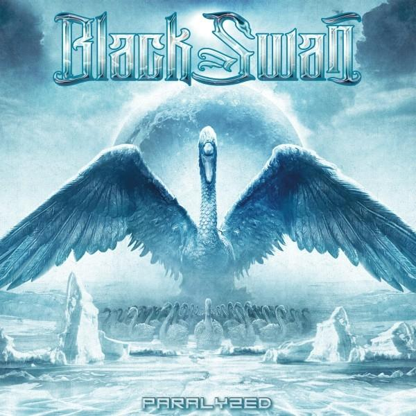 Albumcover: Ein schwarzer Schwan mit ausgebreiteten Flügeln vor blauem Himmel. Andere Schwäne im Hintergrund, Titel "Black Swan".