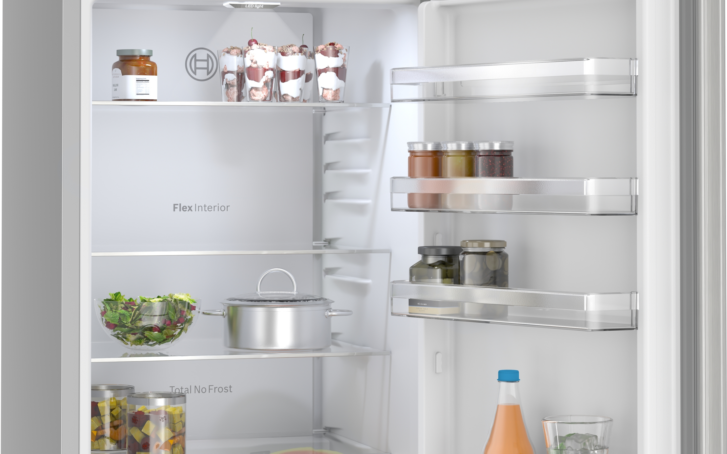 Im Kühlschrank: Gläser, Desserts, Salat, Topf. Glasregale. Bosch-Logo. Fruchtsaftflasche. LED-Licht.