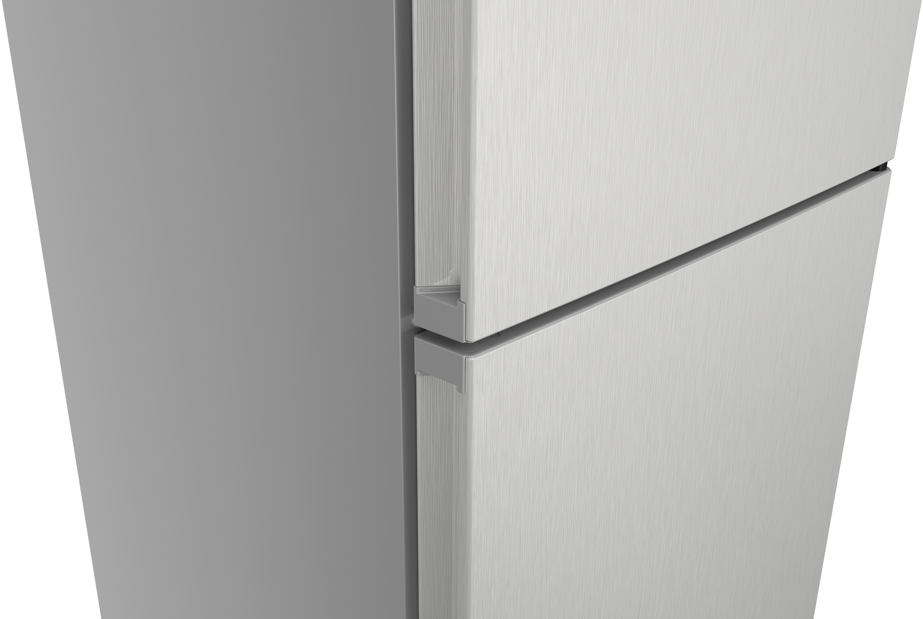 Nahaufnahme eines Kühlschranks. Er hat eine gebürstete Metalloberfläche mit einer grauen Seitenwand. Die Türen sind leicht geöffnet.