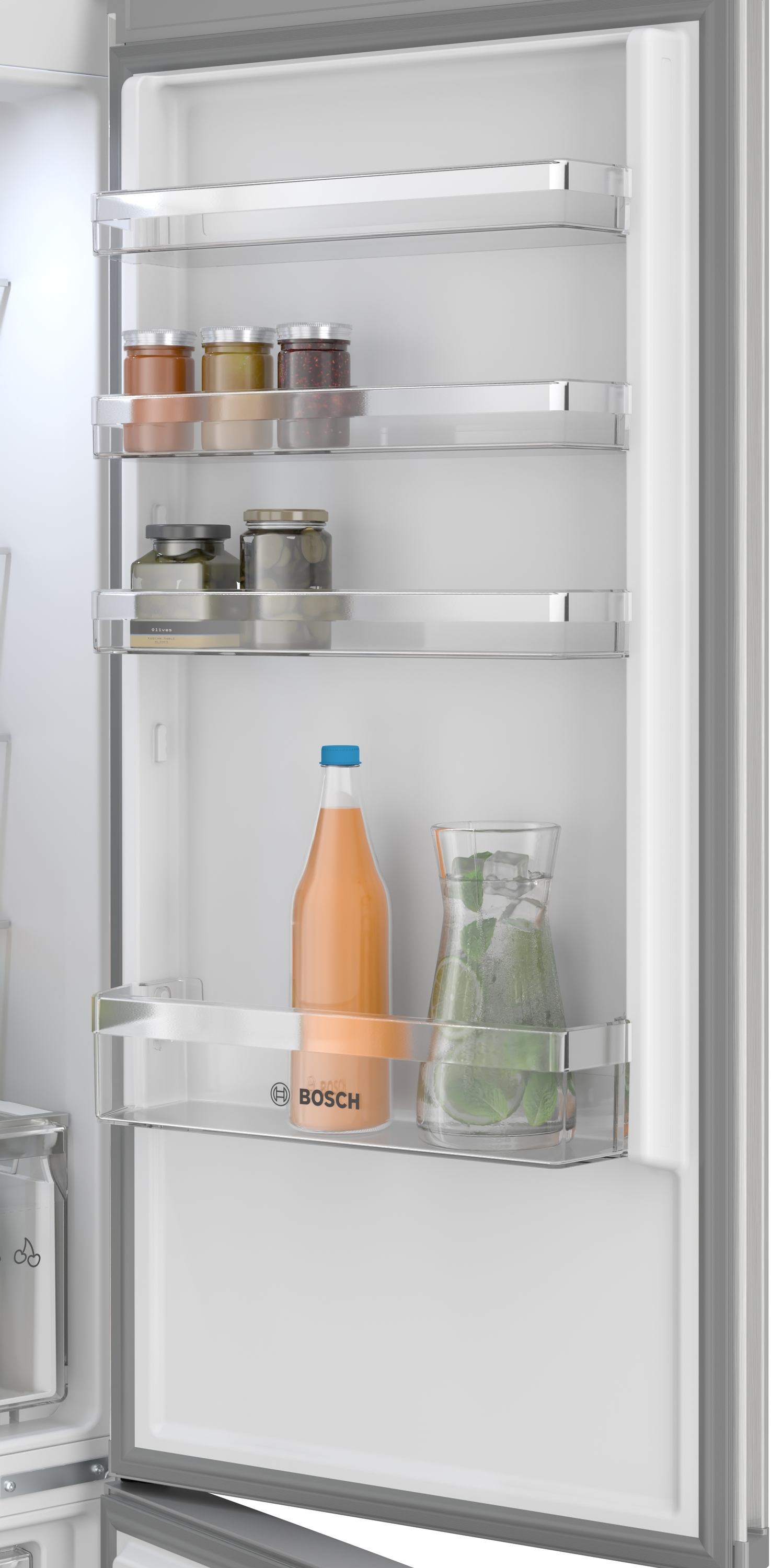 In einem Kühlschrank. Gläser mit Lebensmitteln auf Regalen, eine Flasche Saft und eine Kanne Wasser mit Eis und Kräutern sind sichtbar.