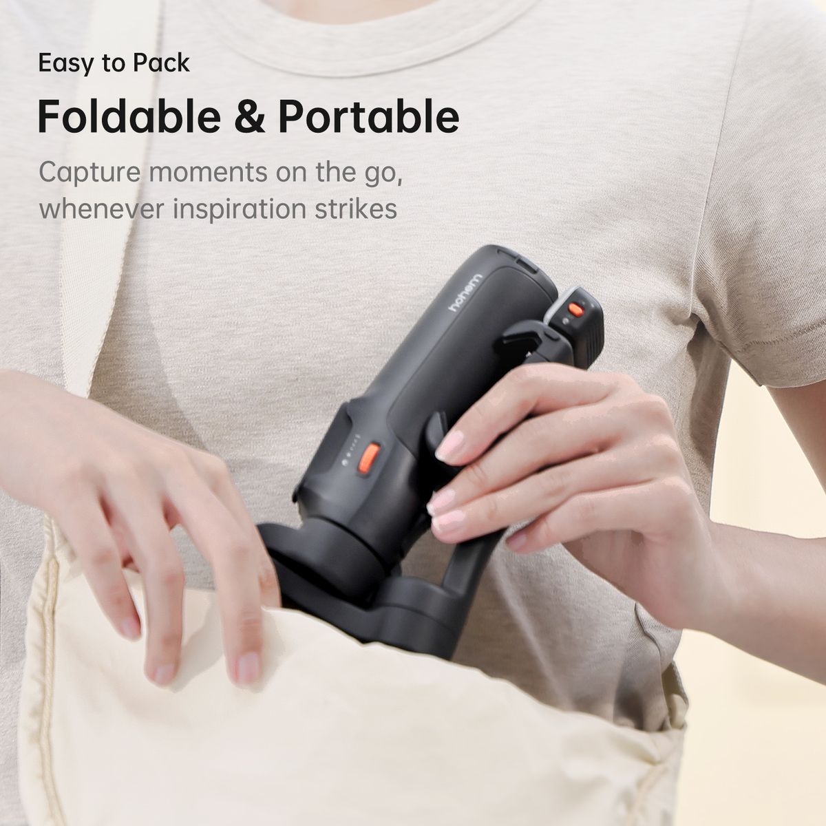 Eine Person hält einen schwarzen, zusammenklappbaren Gimbal, der in eine beige Tasche gelegt wird. Der Text besagt, dass er leicht zu verpacken und tragbar ist.