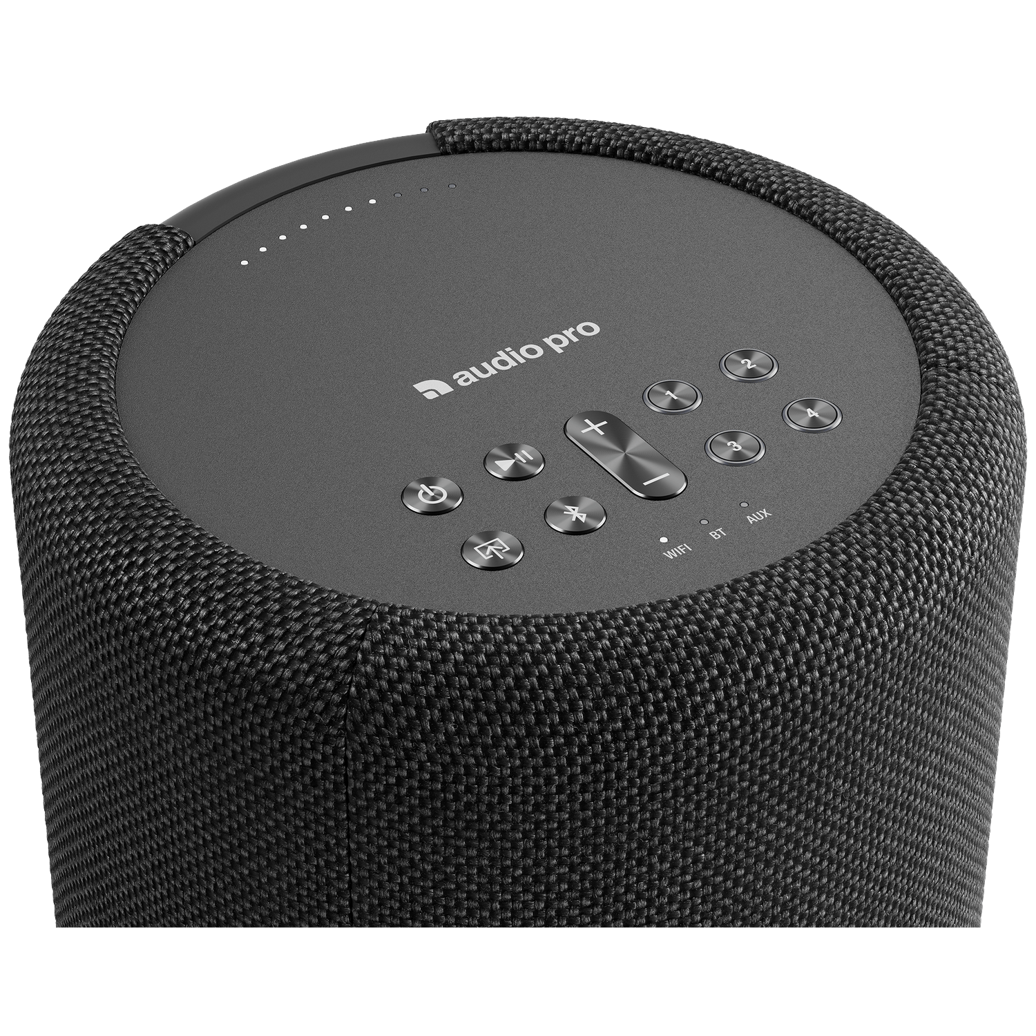 Een zwarte luidspreker met knoppen. Het heeft een audio pro logo, volumeknoppen en genummerde knoppen. De luidspreker is cilindrisch.