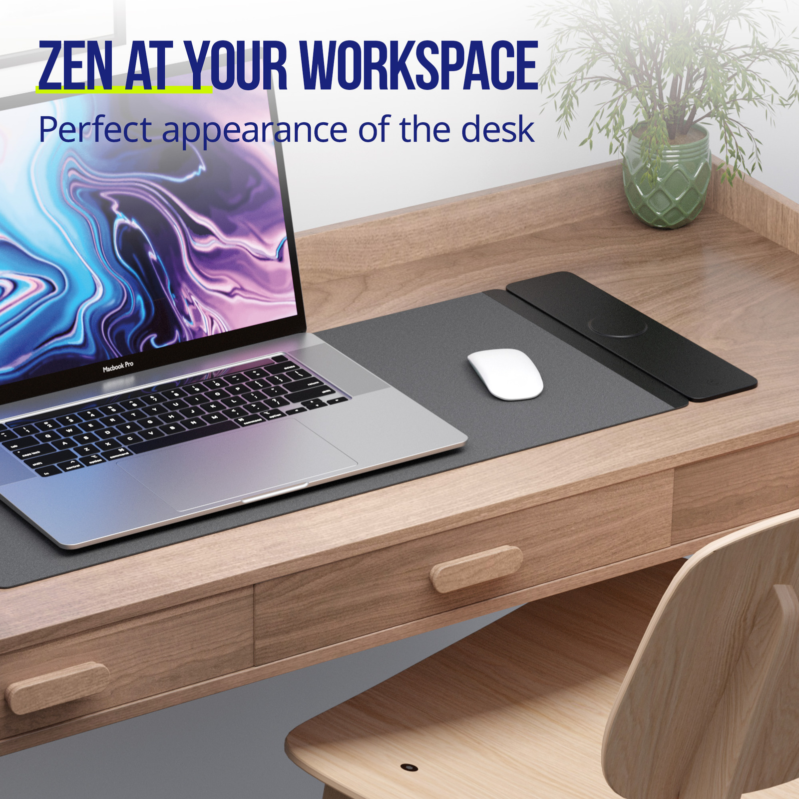 Egy munkahely laptopmal, egérrel és növénnyel. Az asztal fa tónusú. A szöveg azt mondja: 'ZEN A MUNKAHELYÉN'.