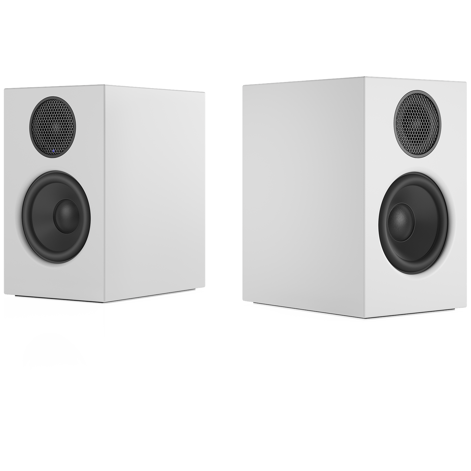 Twee witte luidsprekers op een wit oppervlak. Elk heeft een zwarte woofer en een kleinere, bovenste zwarte luidspreker.