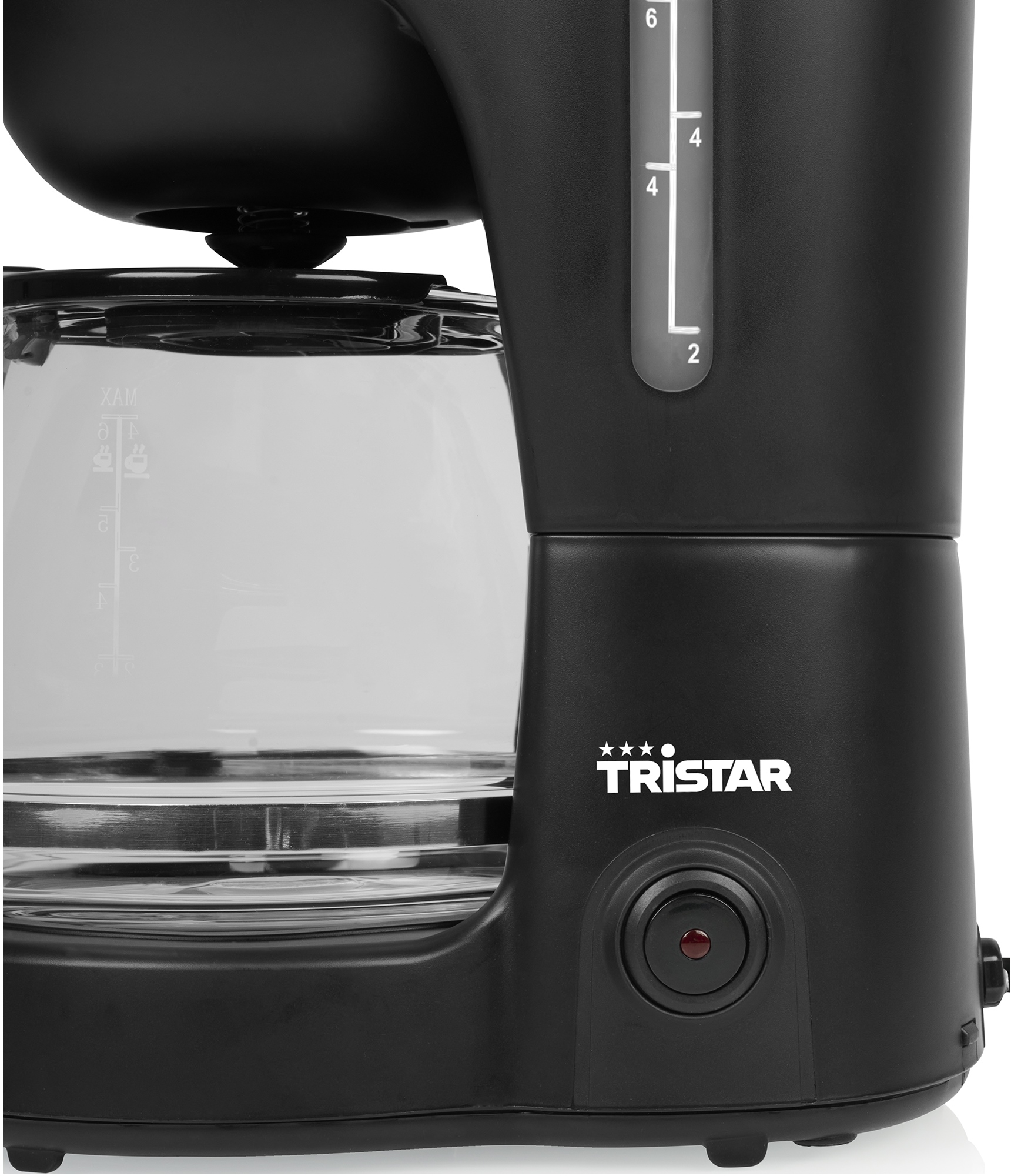 Primo piano di una caffettiera Tristar nera. Ha una caraffa di vetro e un indicatore del livello dell'acqua. C'è un pulsante di accensione.