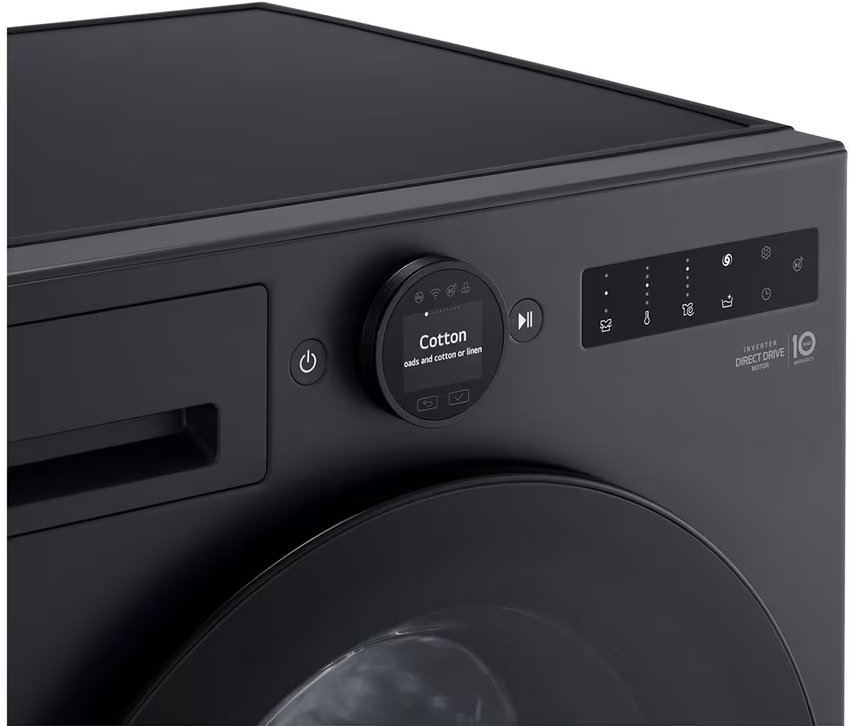 Nahaufnahme des Bedienfelds einer schwarzen Waschmaschine. Es zeigt ein digitales Display mit der Einstellung 'Cotton', Knöpfen und einem Drehregler.