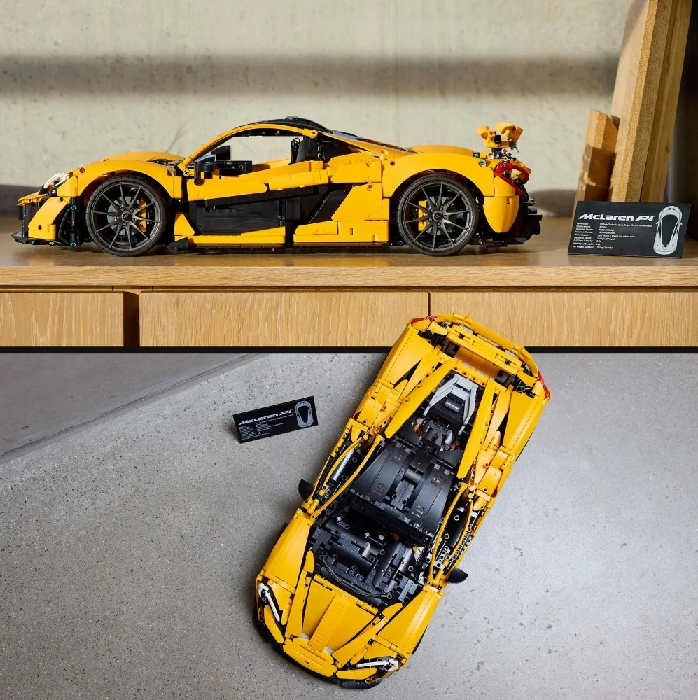 Dwa widoki żółtego modelu Lego McLaren P1. Jeden na półce, drugi na szarej powierzchni. Mała karta znajduje się w pobliżu samochodu.