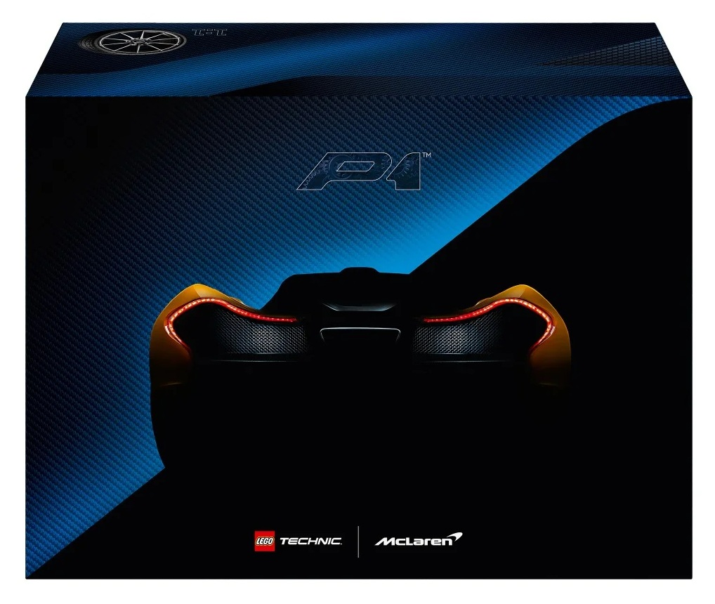 Grafika pudełka przedstawia sylwetkę samochodu McLaren P1. Niebieskie tło z wzorem włókna węglowego. Logo LEGO i McLaren na dole.