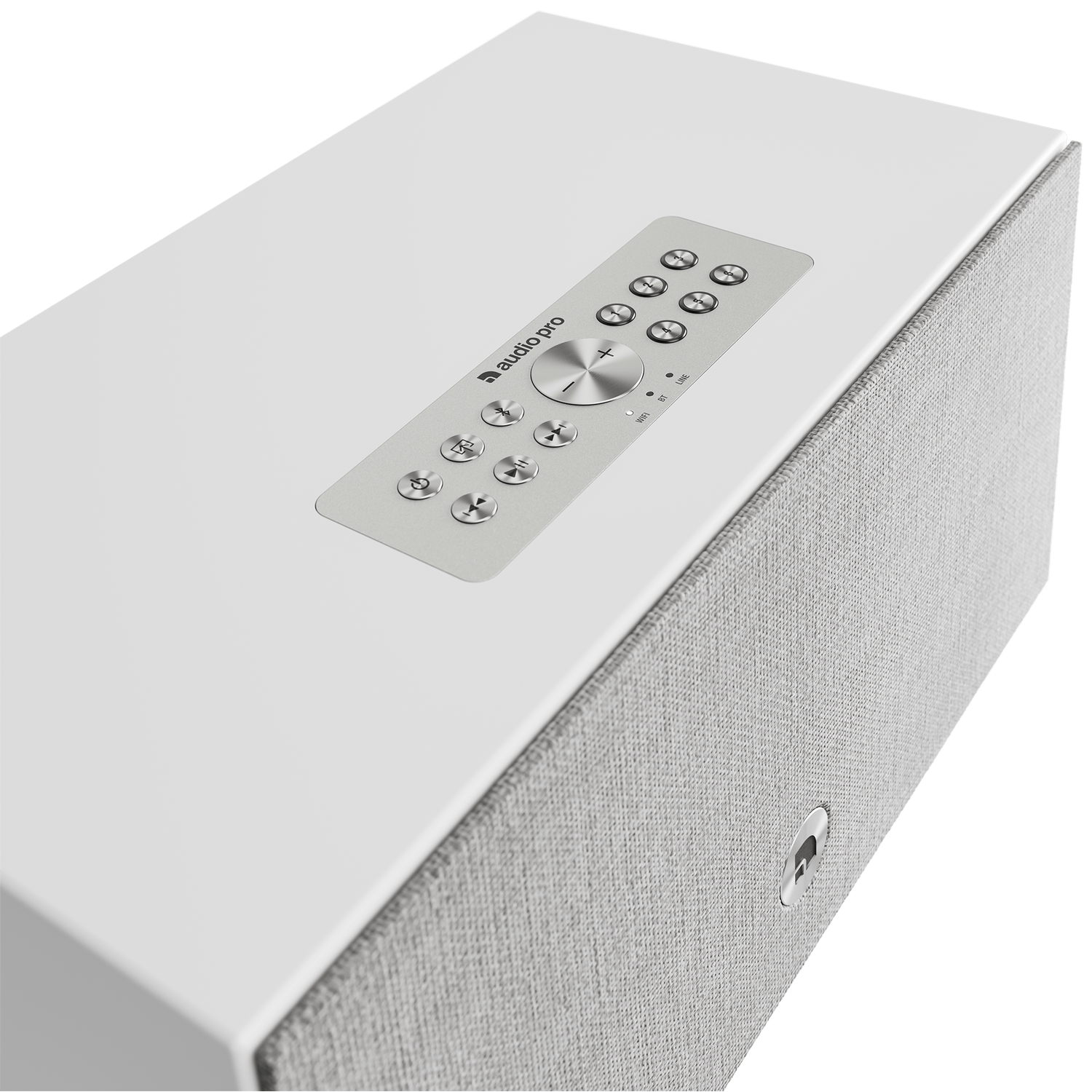 Een witte luidspreker met een grijze stoffen voorkant. Hij heeft zilveren knoppen bovenop en het Audio Pro-logo.