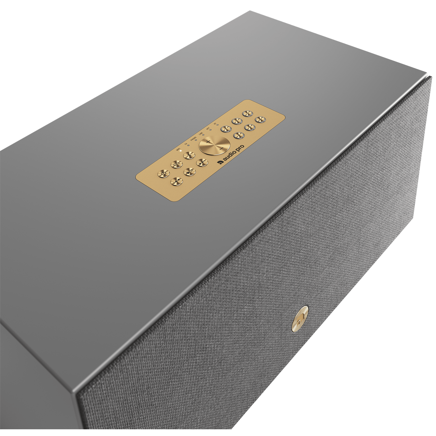Een grijze luidspreker met een gouden bedieningspaneel bovenop. De luidspreker heeft een stoffen voorkant met textuur. Gouden Audio Pro logo zichtbaar.
