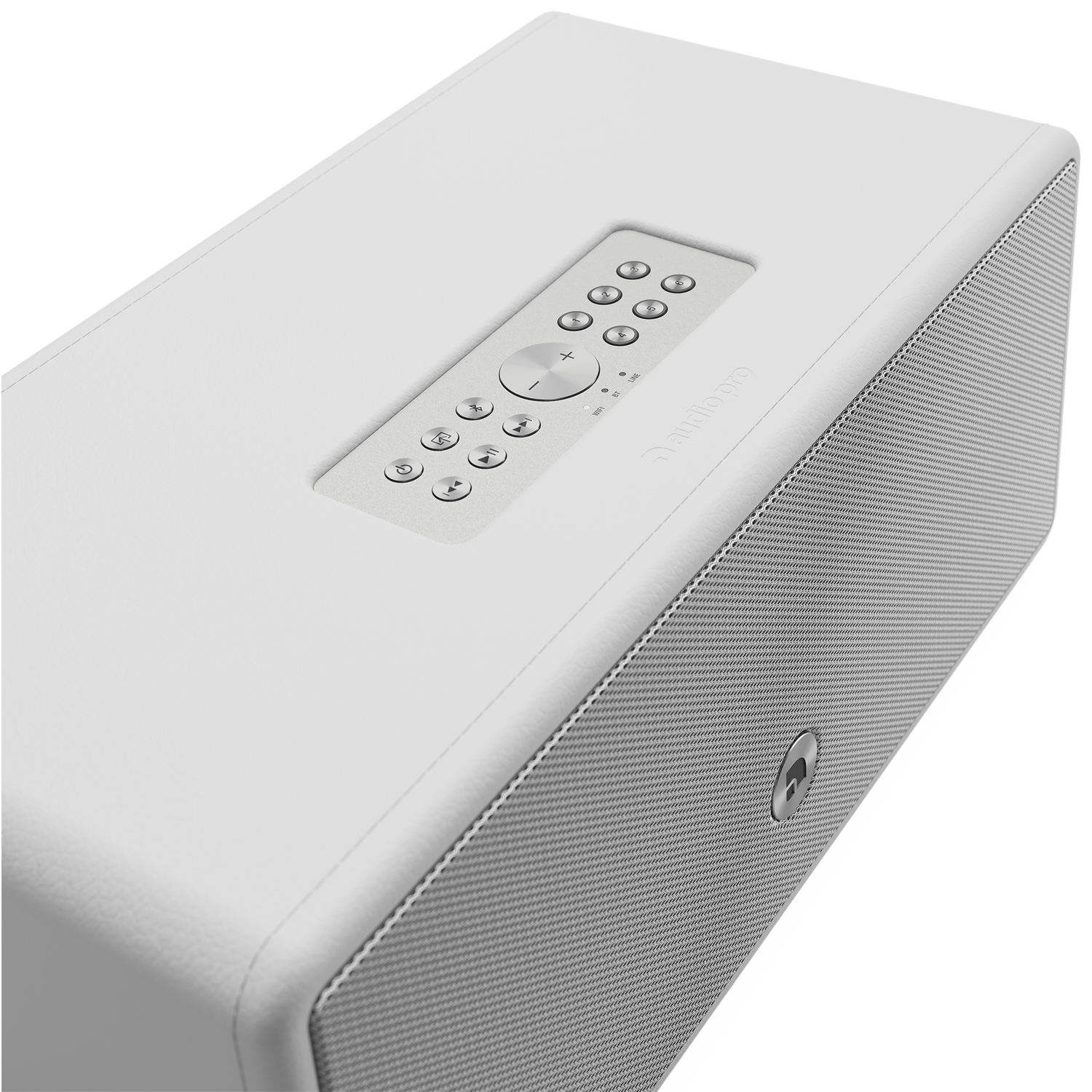 Een witte luidspreker met bedieningspaneel en gaas luidspreker cover. Knoppen voor volume, stroom en inputs zijn zichtbaar.