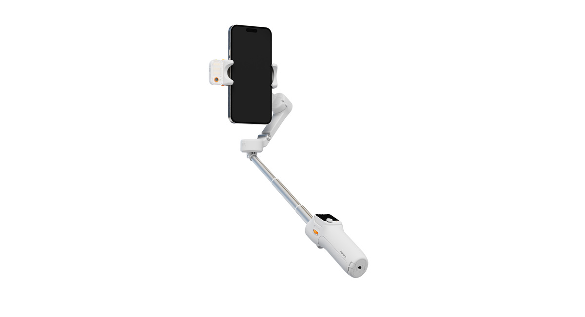 Ein weißer Selfie-Stick mit einem Telefon daran. Das Telefon ist schwarz und der Stick ist ausgezogen. Der Hintergrund ist weiß.