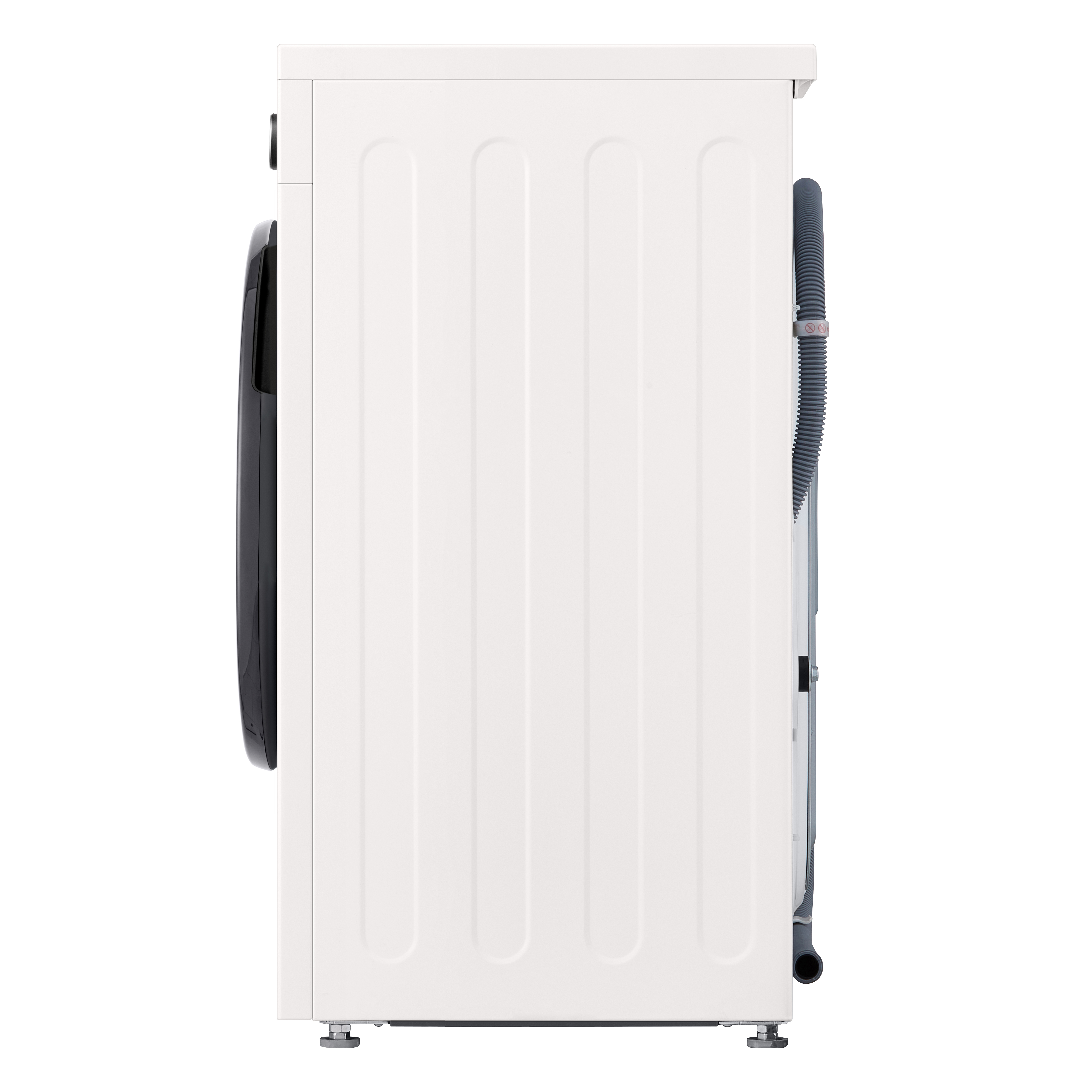Egy fehér mosógép oldalsó nézete. Fekete ajtaja, hullámos tömlője és vezérlőpanelja van, mind fehér háttér előtt.