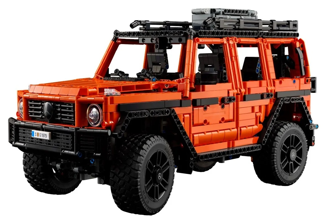 Pomarańczowy Lego Mercedes-Benz G-Wagon. Ma czarne koła, akcenty i bagażnik dachowy. Reflektory są przezroczyste.