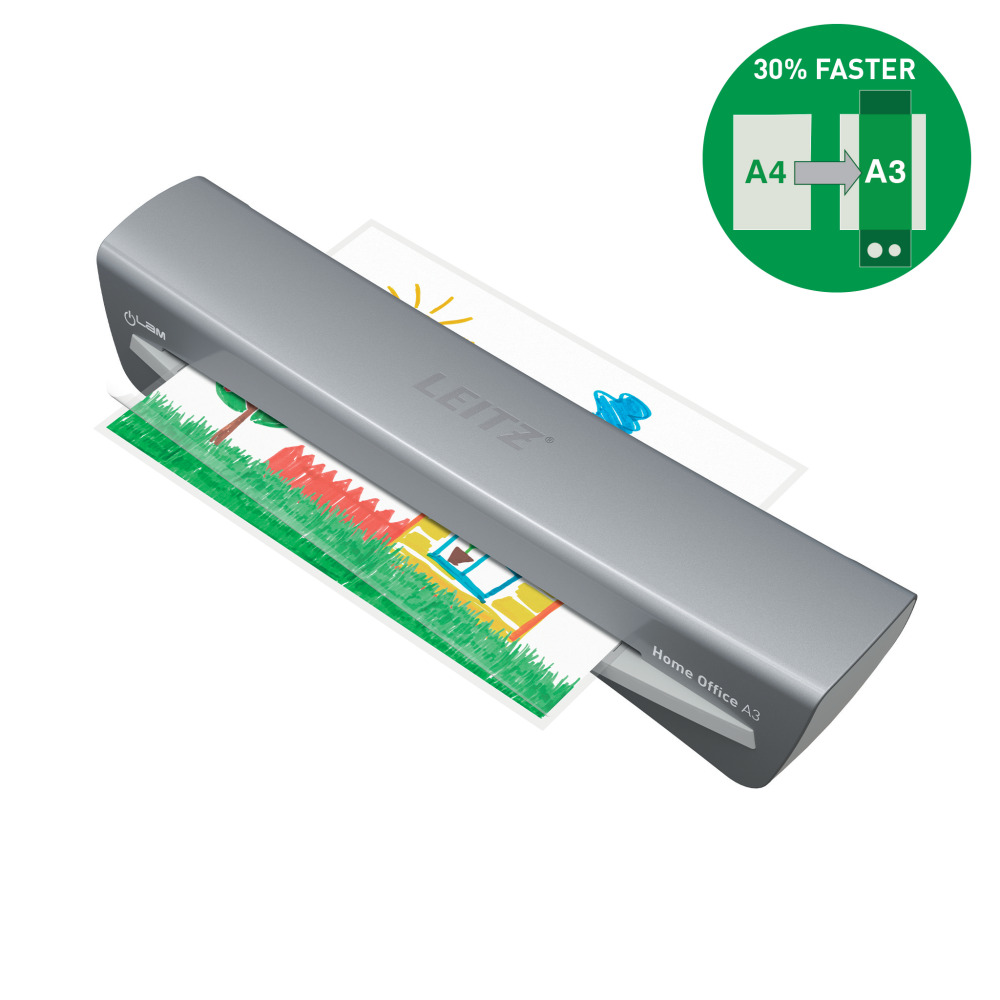 Egy szürke Leitz laminálógép, amely egy színes házrajzot laminál. Egy zöld kör mutatja az A4-esről A3-as méretre való átváltást.