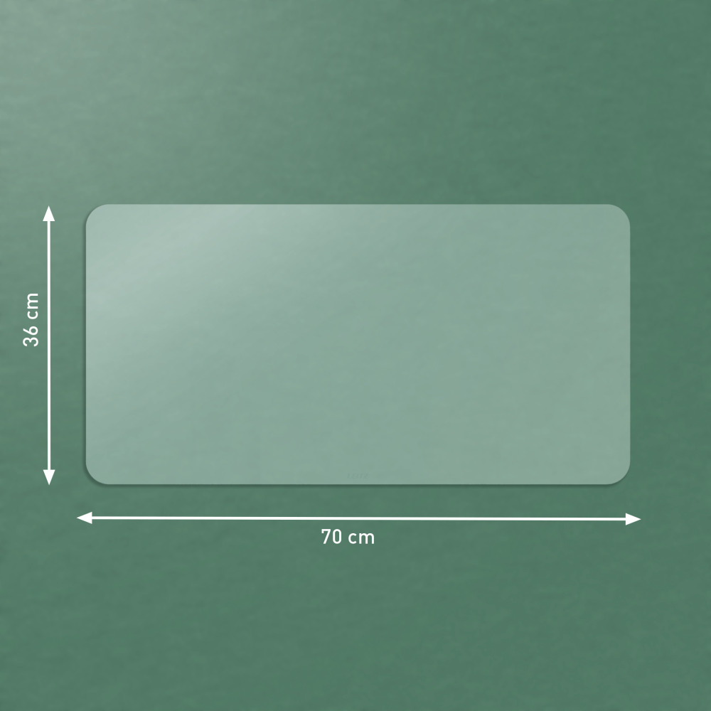 Egy téglalap alakú, átlátszó műanyag lap lekerekített sarkokkal. Méretei 70 cm x 36 cm. Zöld háttér előtt.